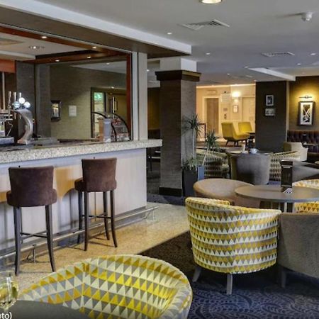 Cresta Court Hotel Altrincham Bagian luar foto