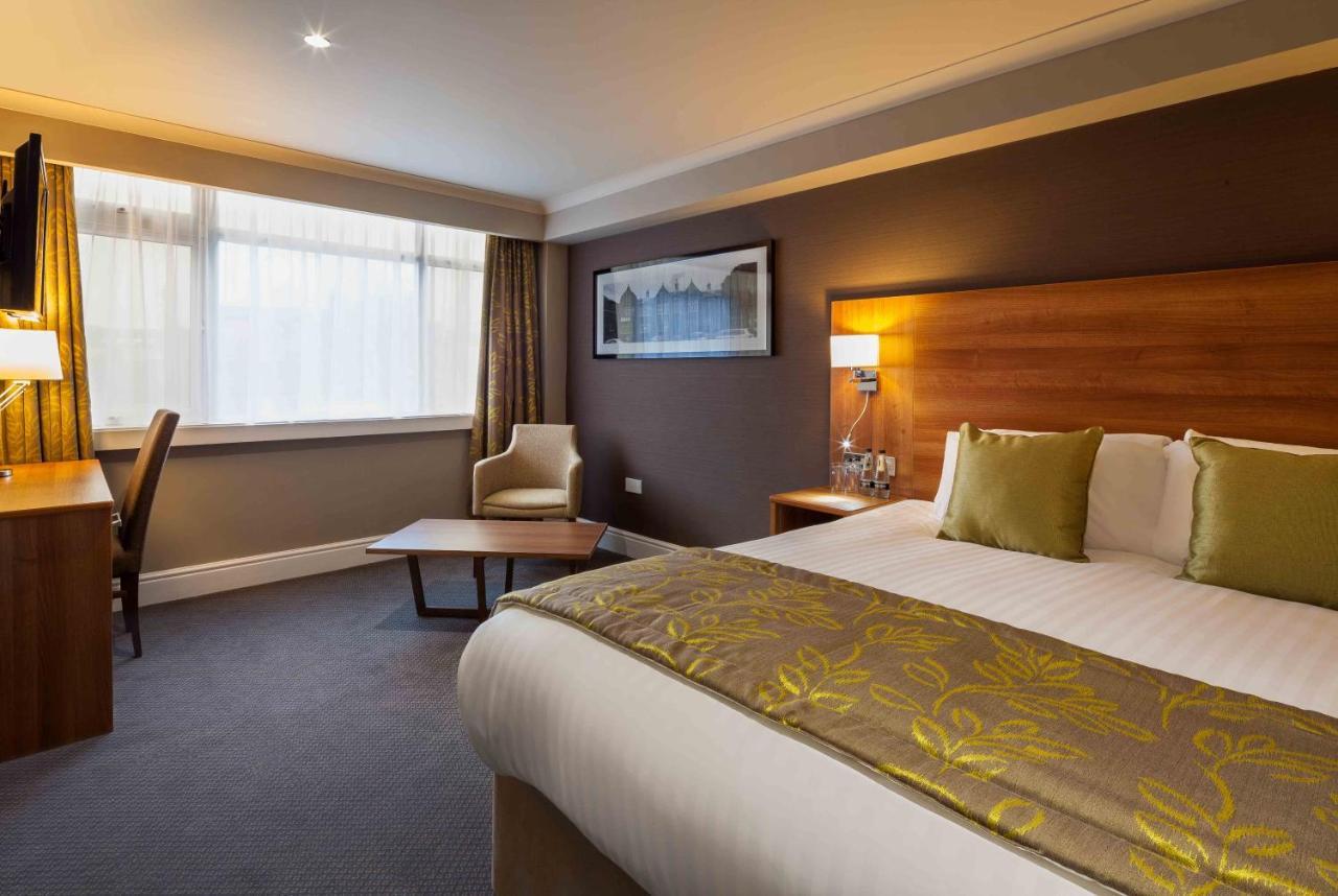 Cresta Court Hotel Altrincham Bagian luar foto