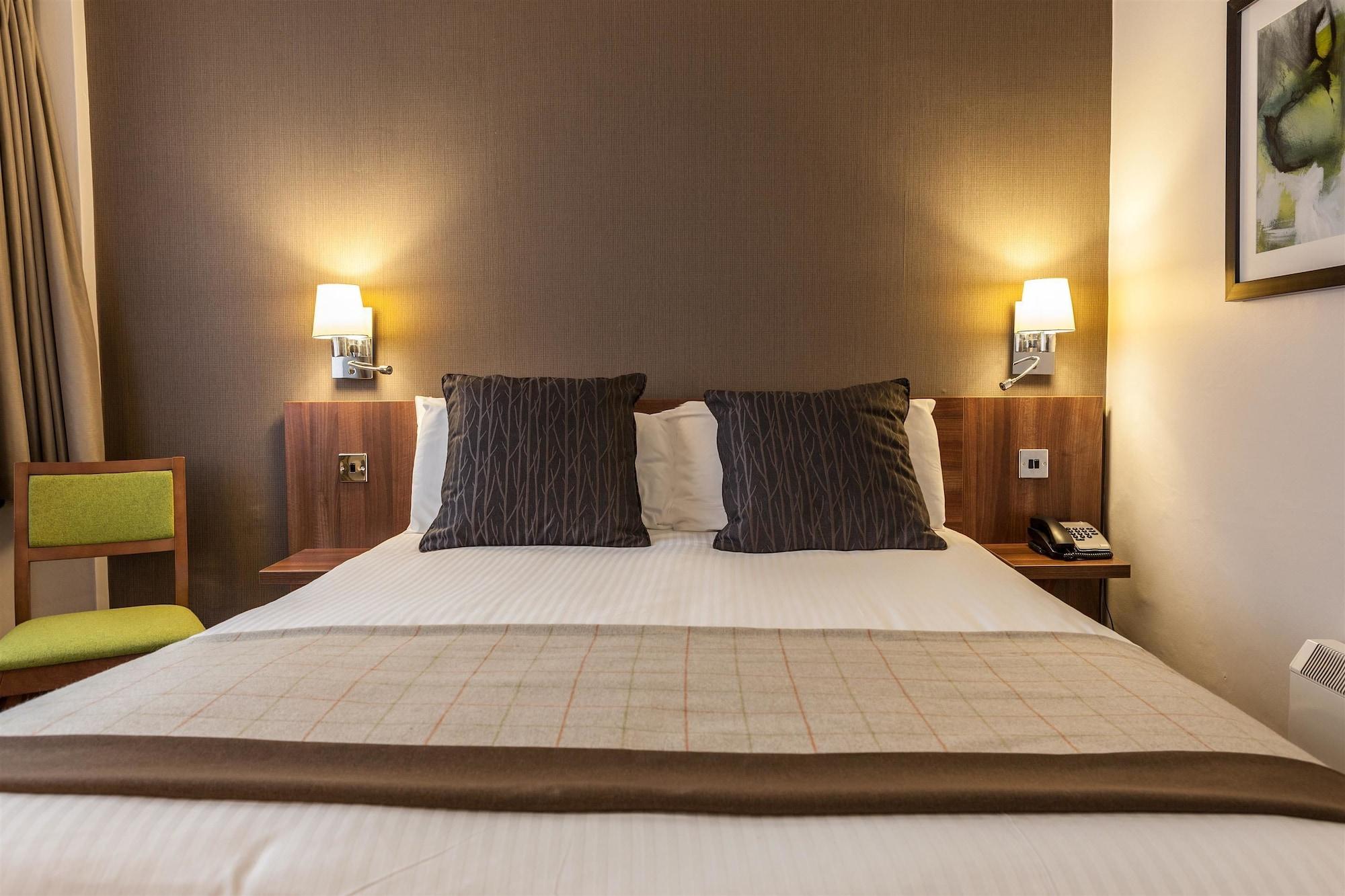 Cresta Court Hotel Altrincham Bagian luar foto