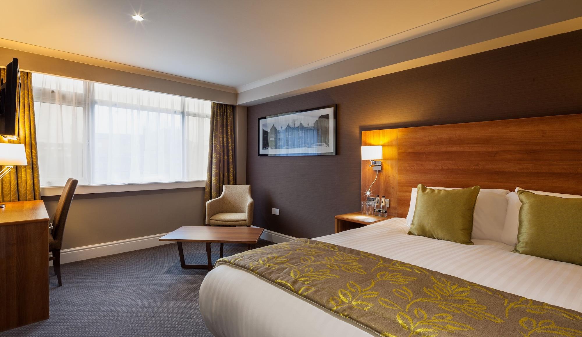 Cresta Court Hotel Altrincham Bagian luar foto