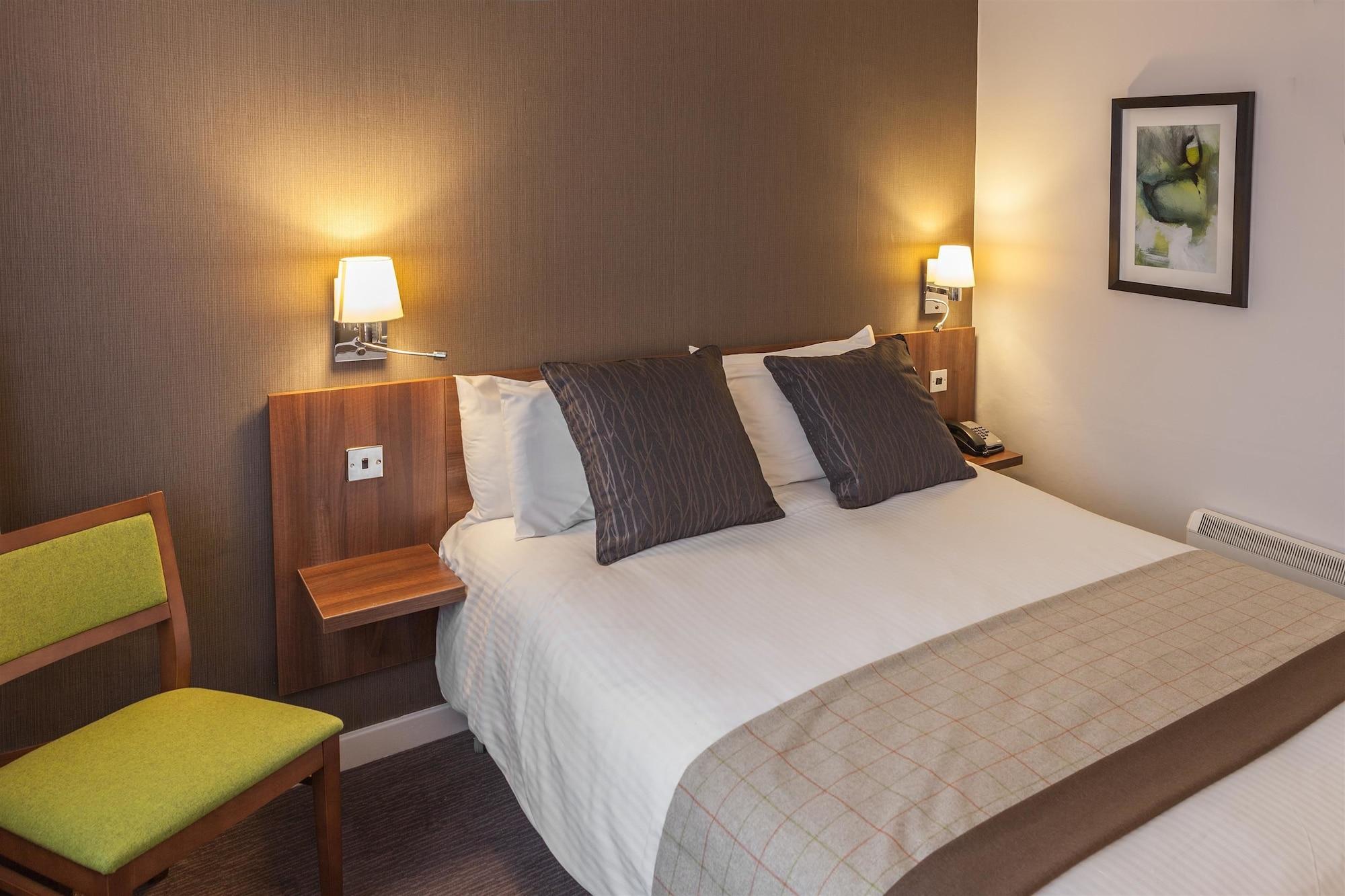 Cresta Court Hotel Altrincham Bagian luar foto