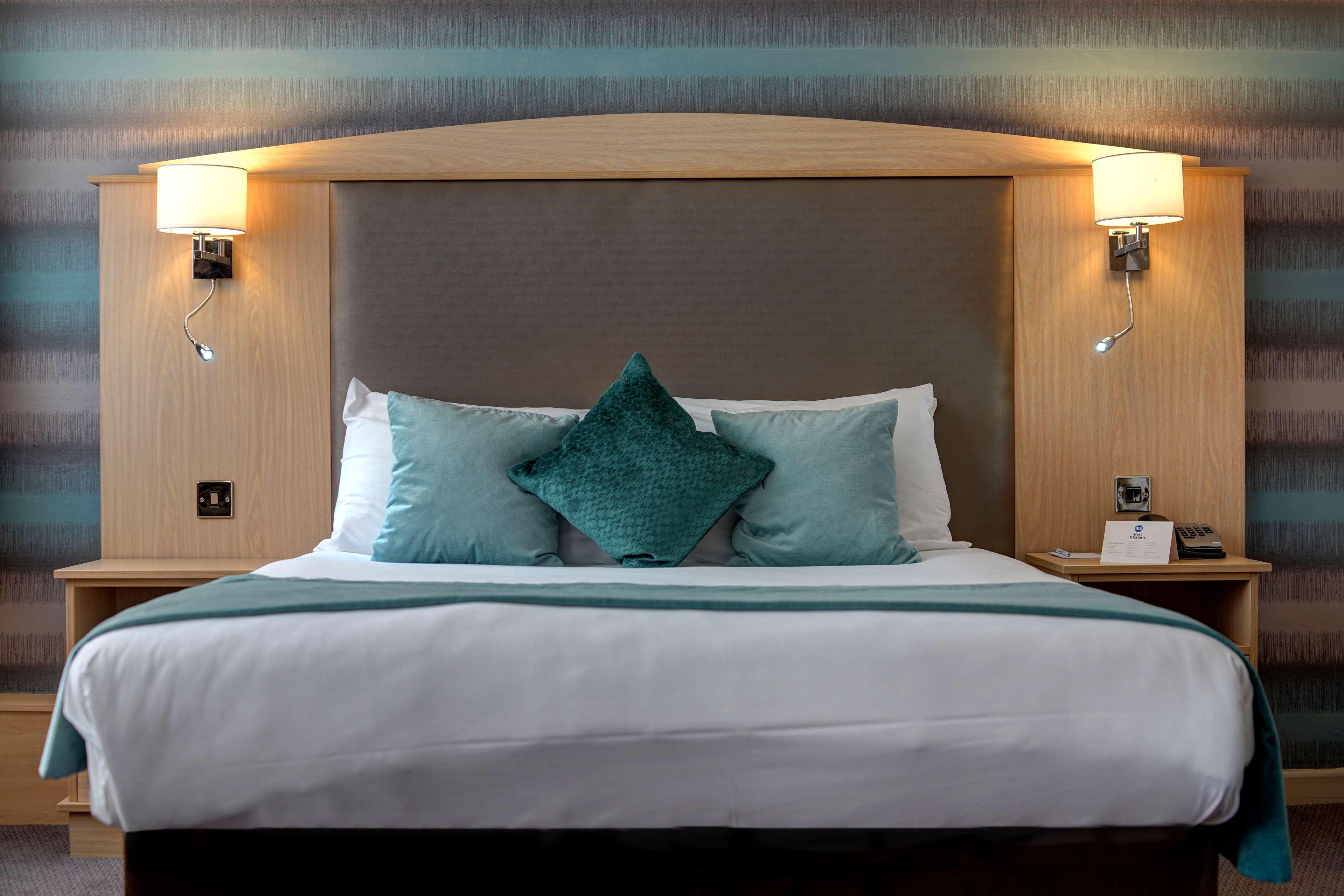 Cresta Court Hotel Altrincham Bagian luar foto