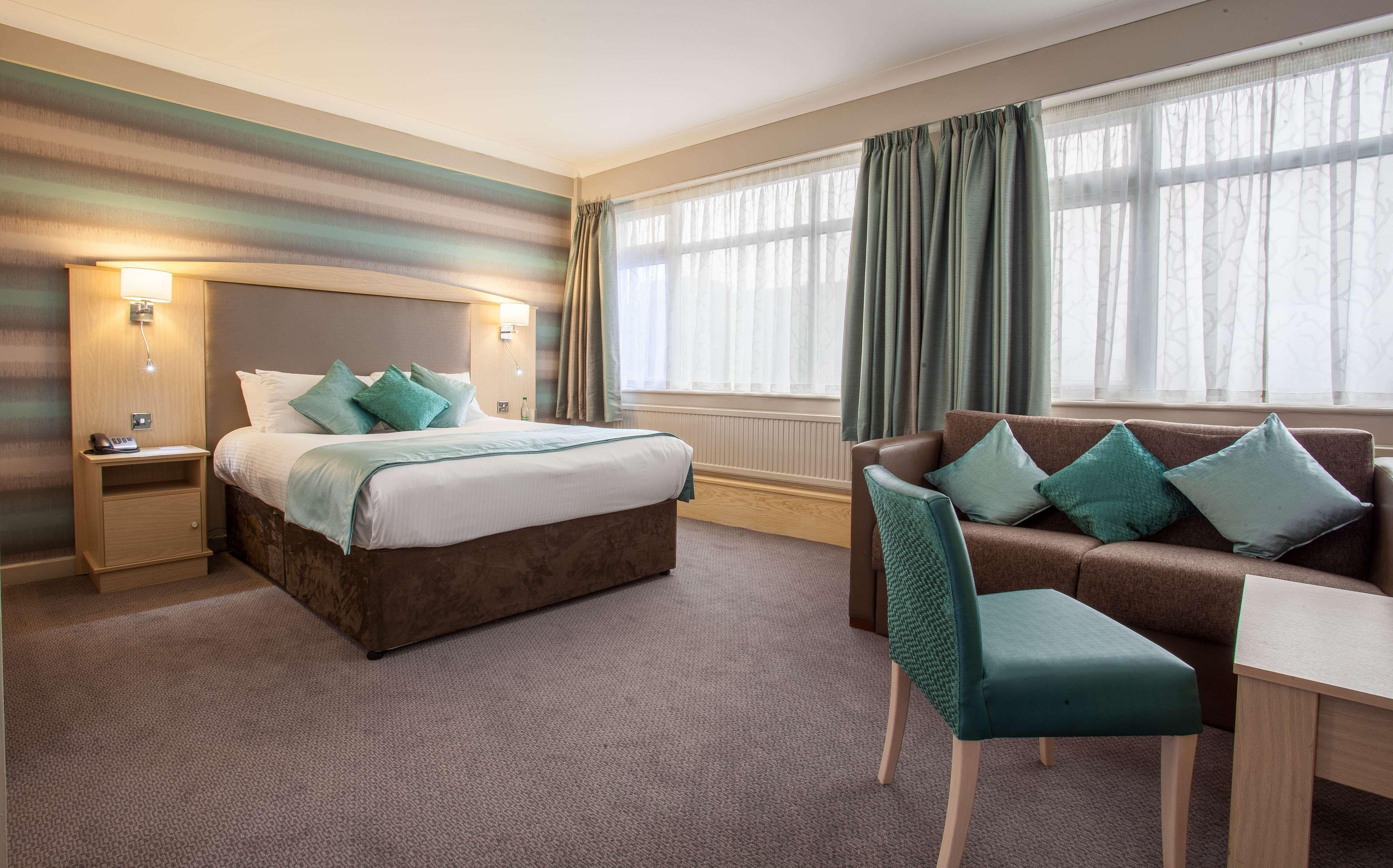 Cresta Court Hotel Altrincham Bagian luar foto