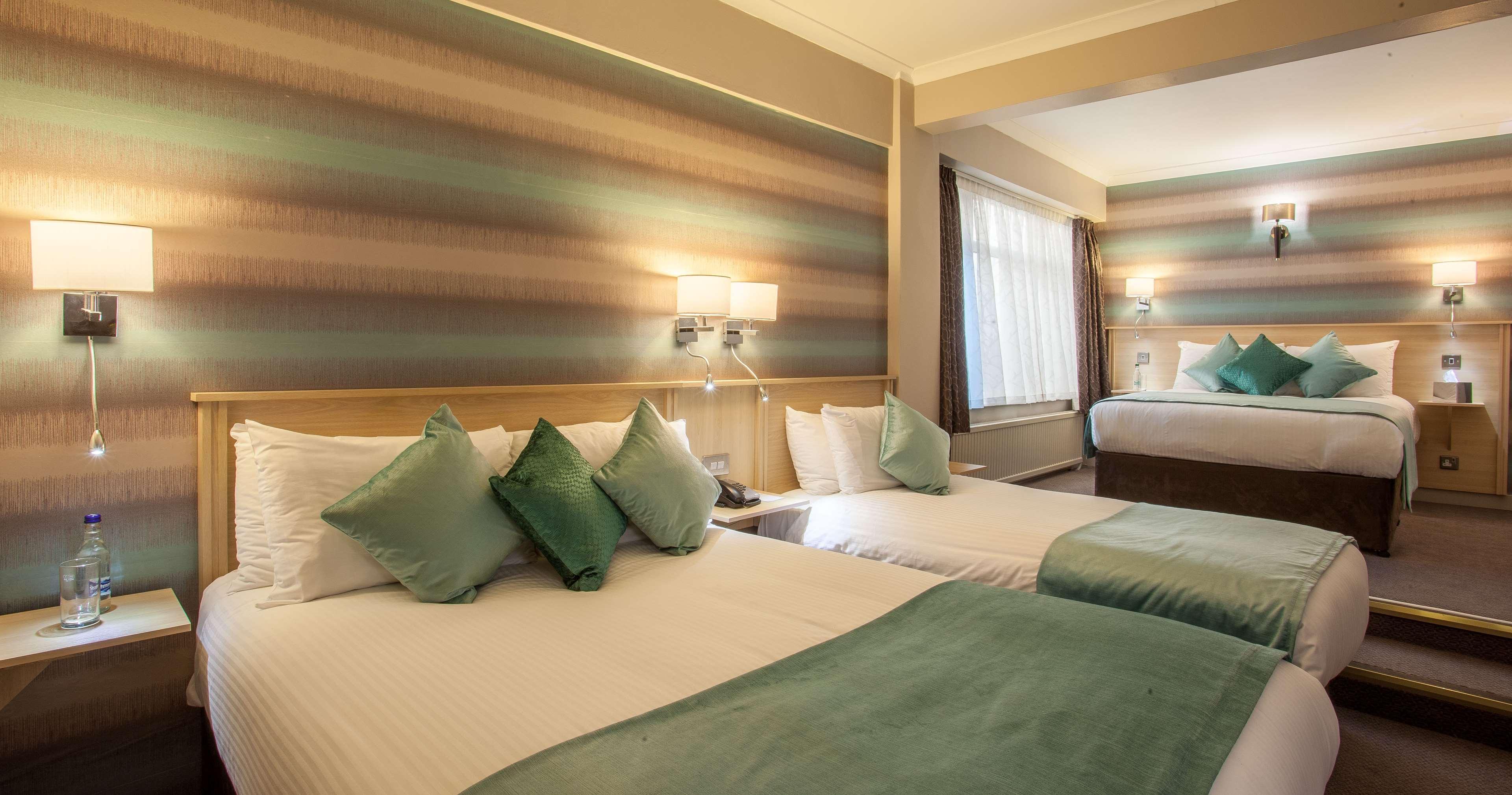 Cresta Court Hotel Altrincham Bagian luar foto
