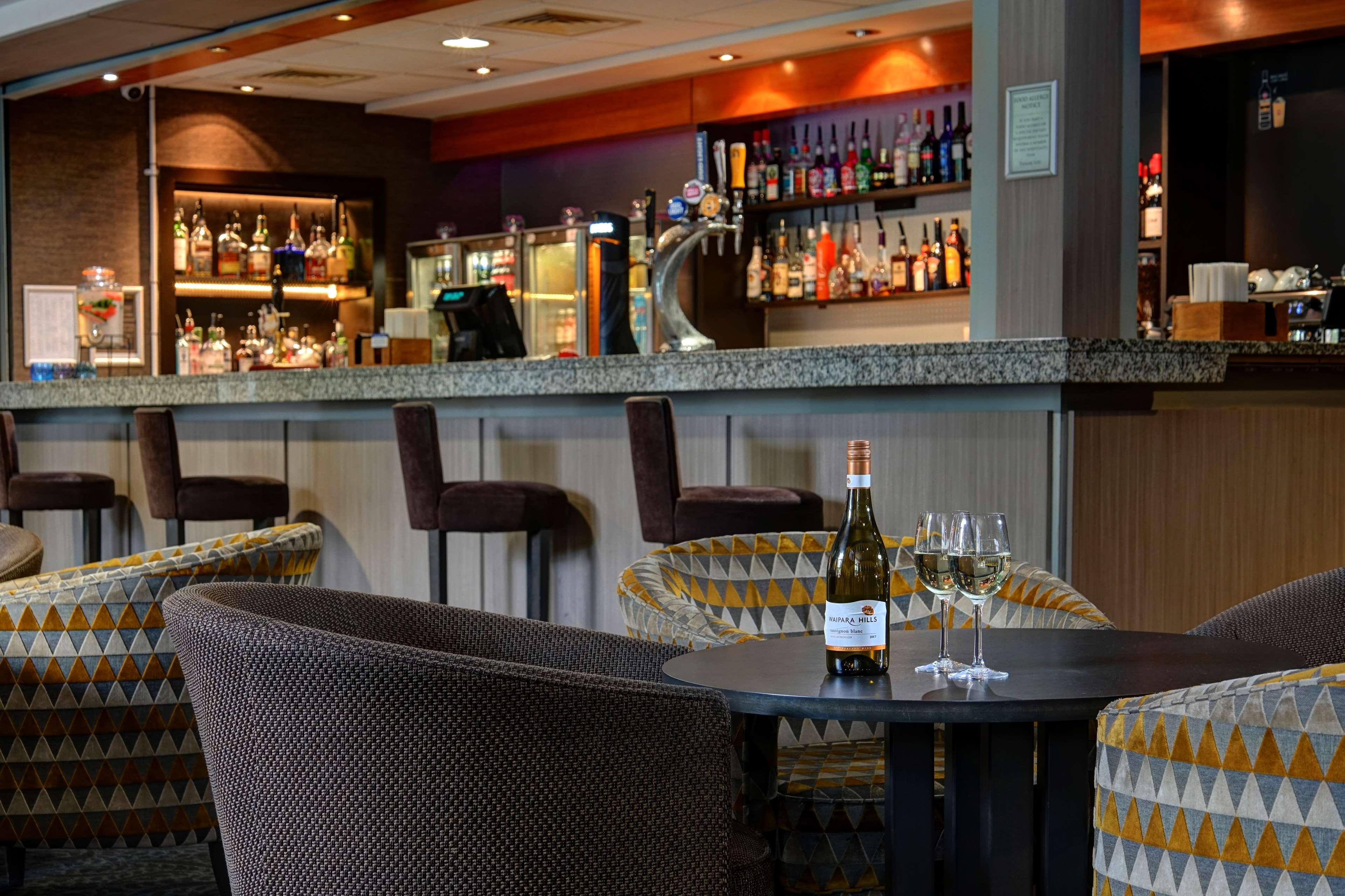 Cresta Court Hotel Altrincham Bagian luar foto