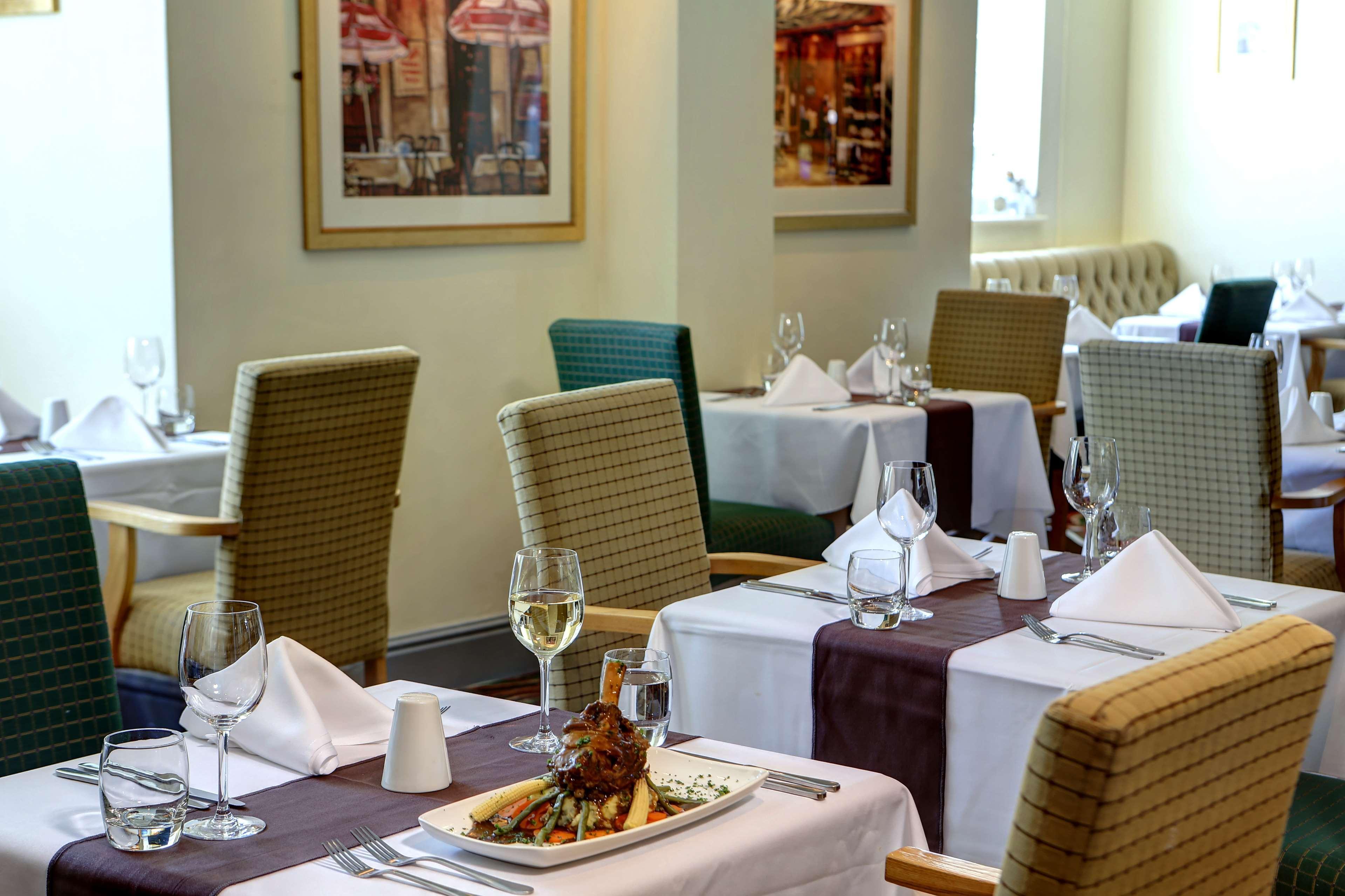Cresta Court Hotel Altrincham Bagian luar foto