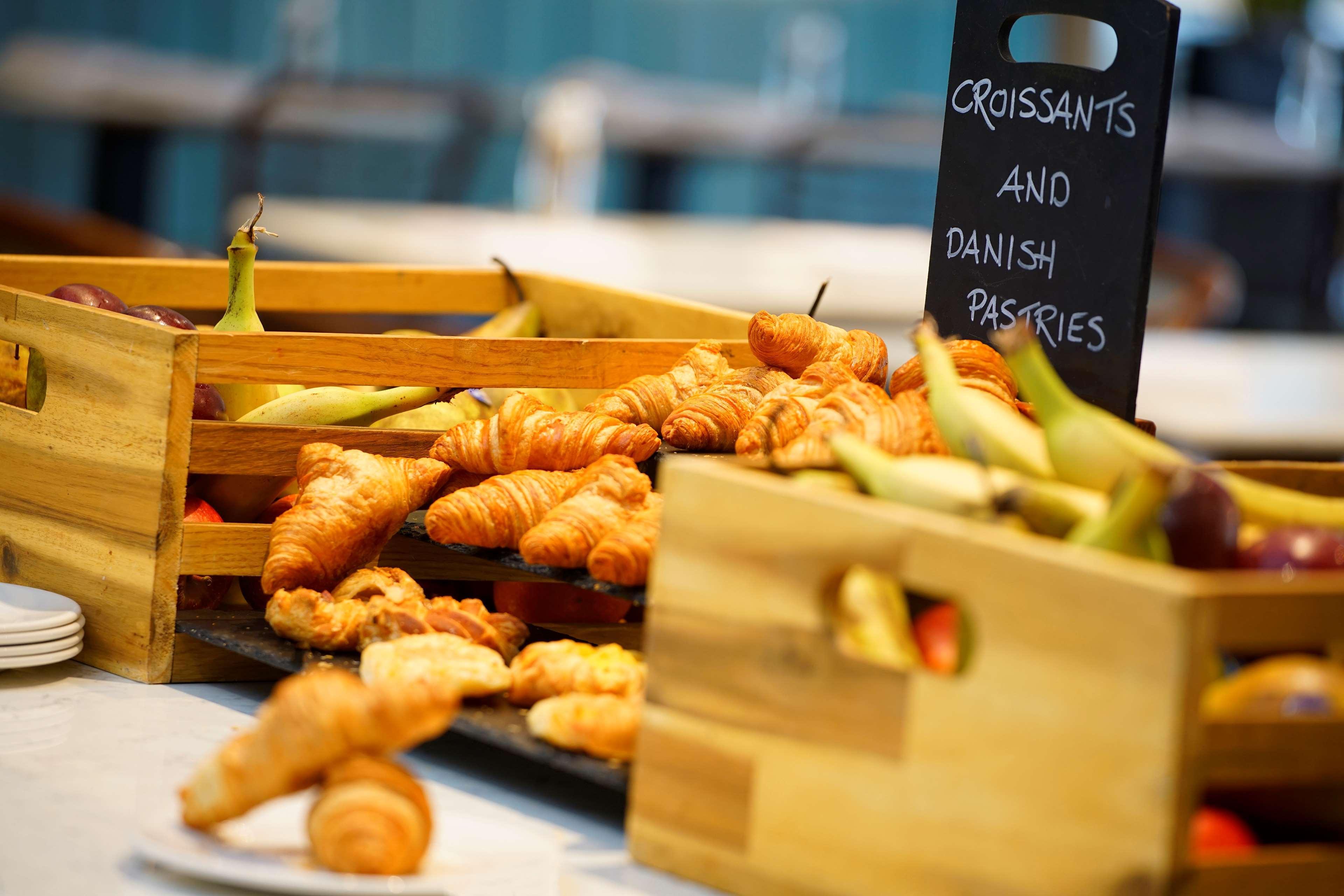 Cresta Court Hotel Altrincham Bagian luar foto