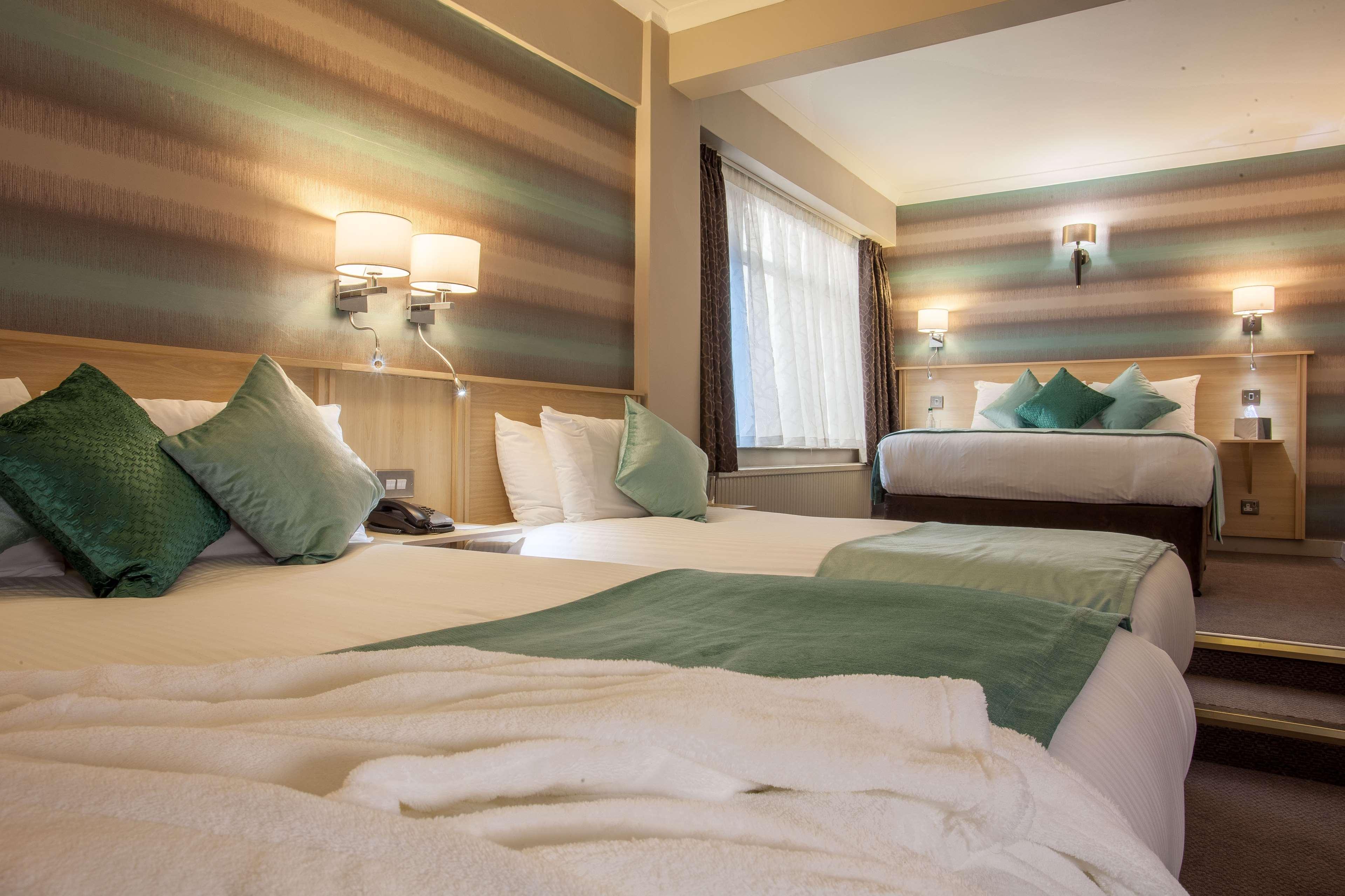 Cresta Court Hotel Altrincham Bagian luar foto