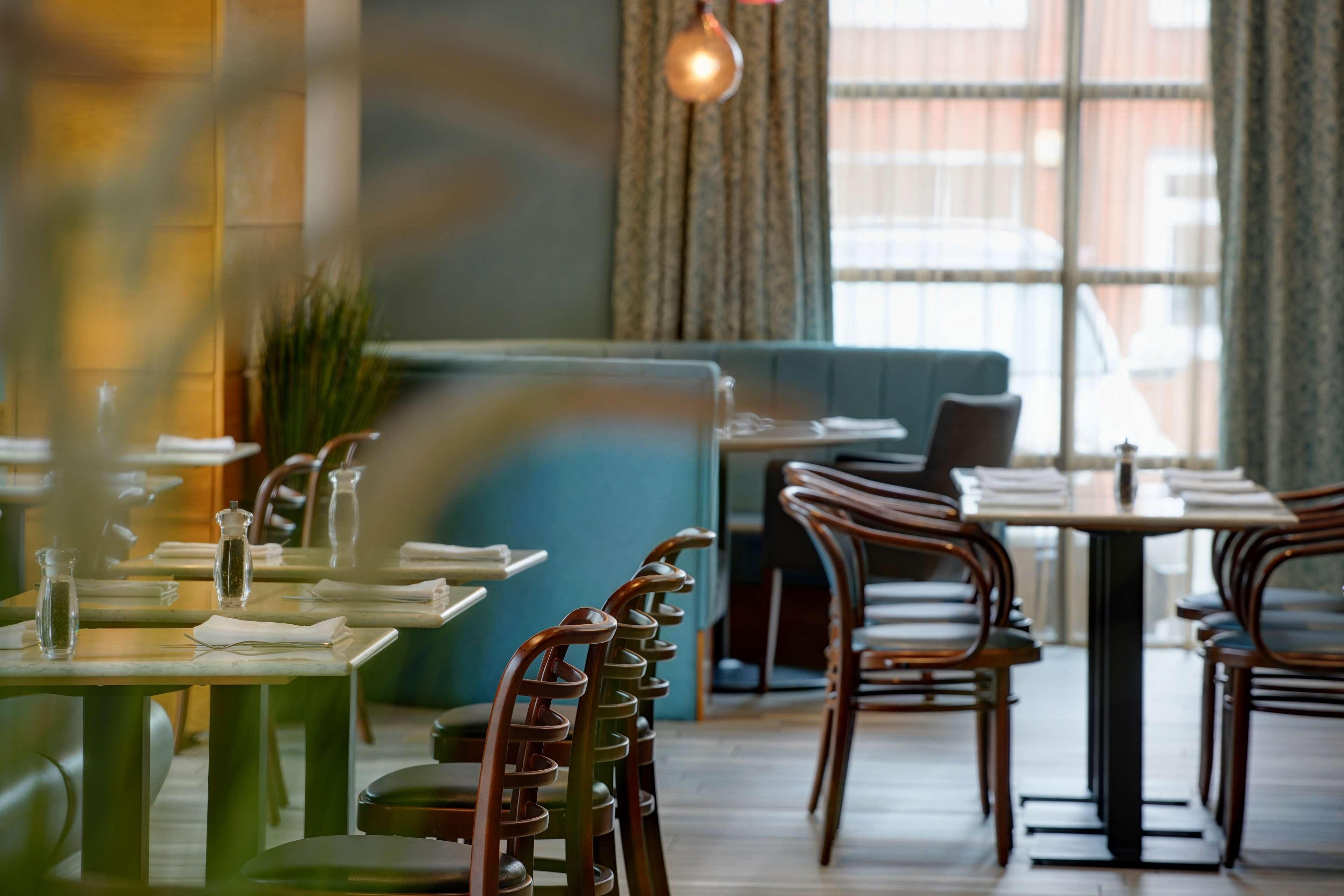 Cresta Court Hotel Altrincham Bagian luar foto