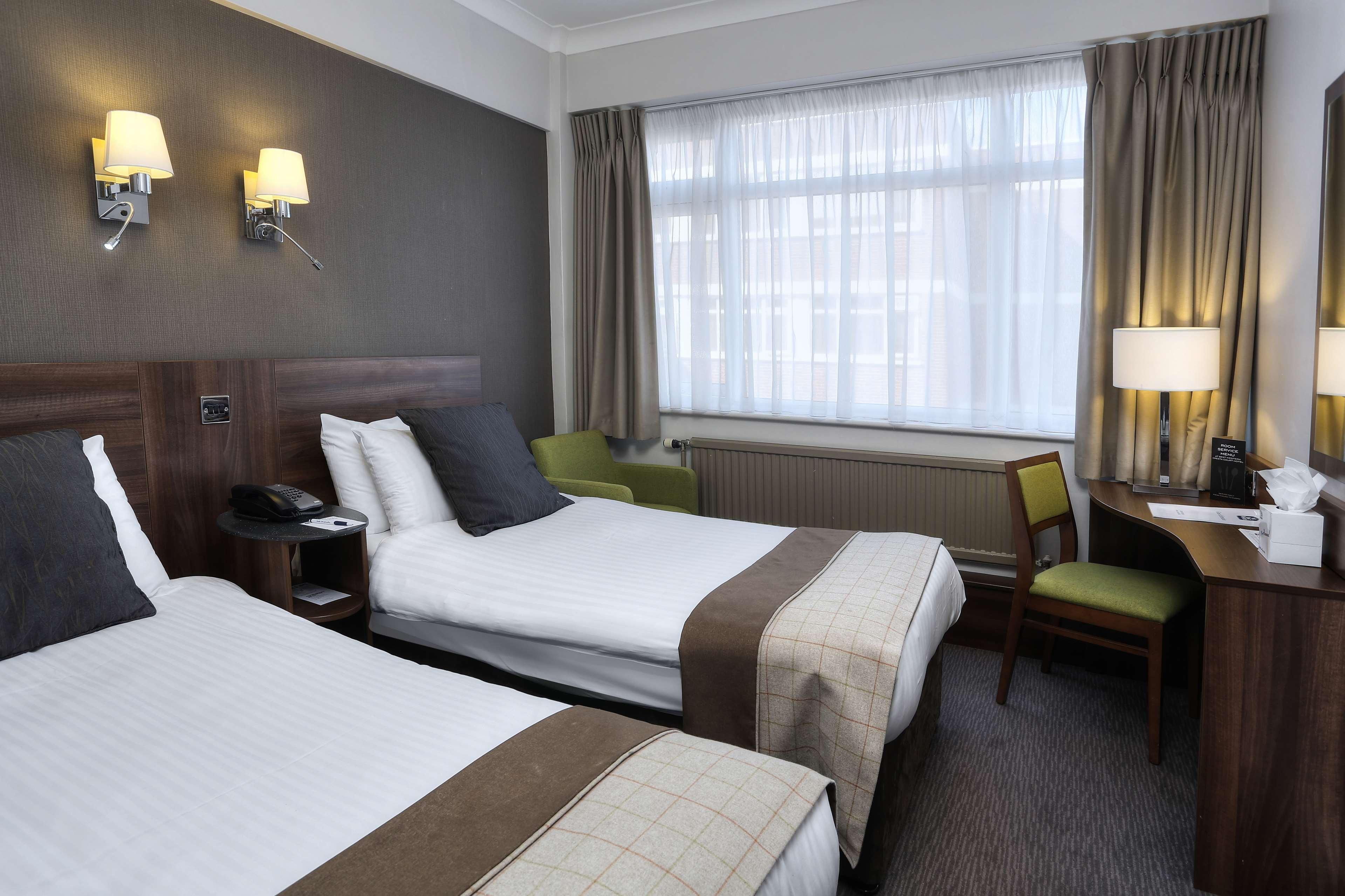 Cresta Court Hotel Altrincham Bagian luar foto