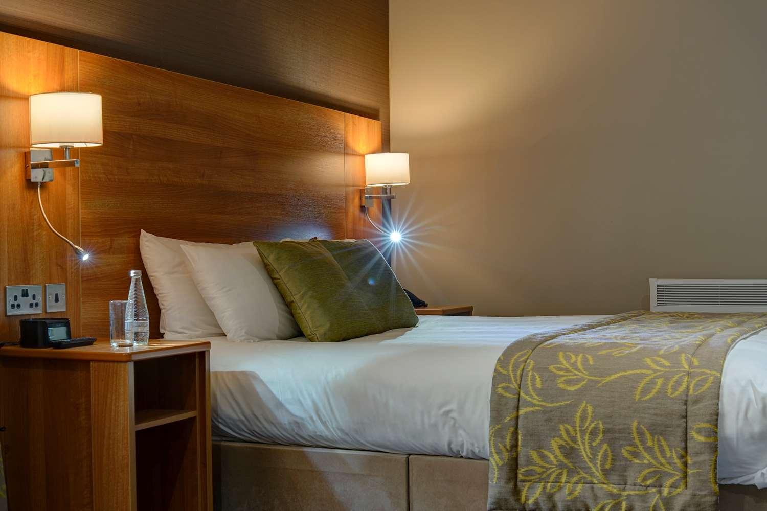 Cresta Court Hotel Altrincham Bagian luar foto