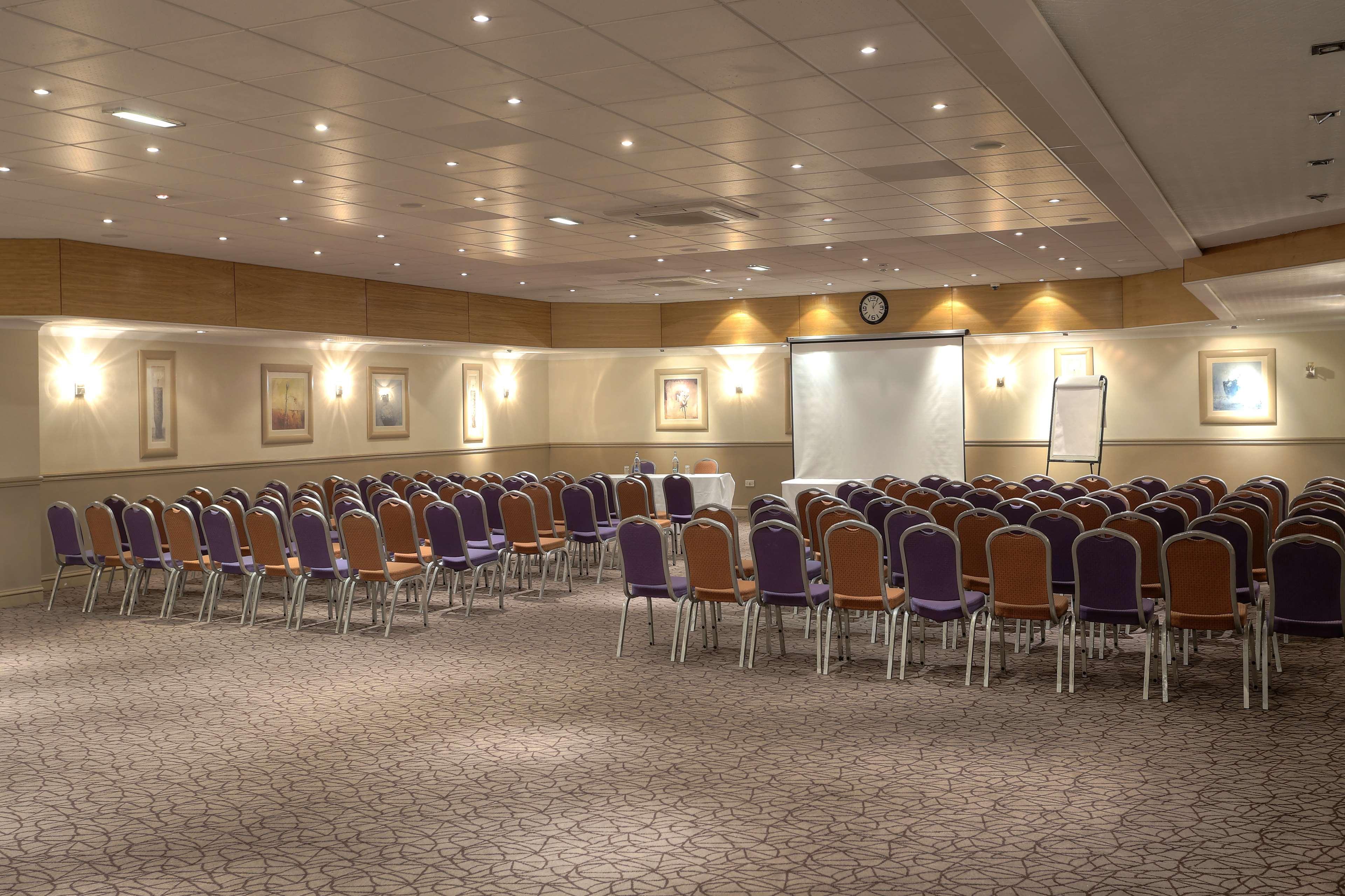 Cresta Court Hotel Altrincham Bagian luar foto