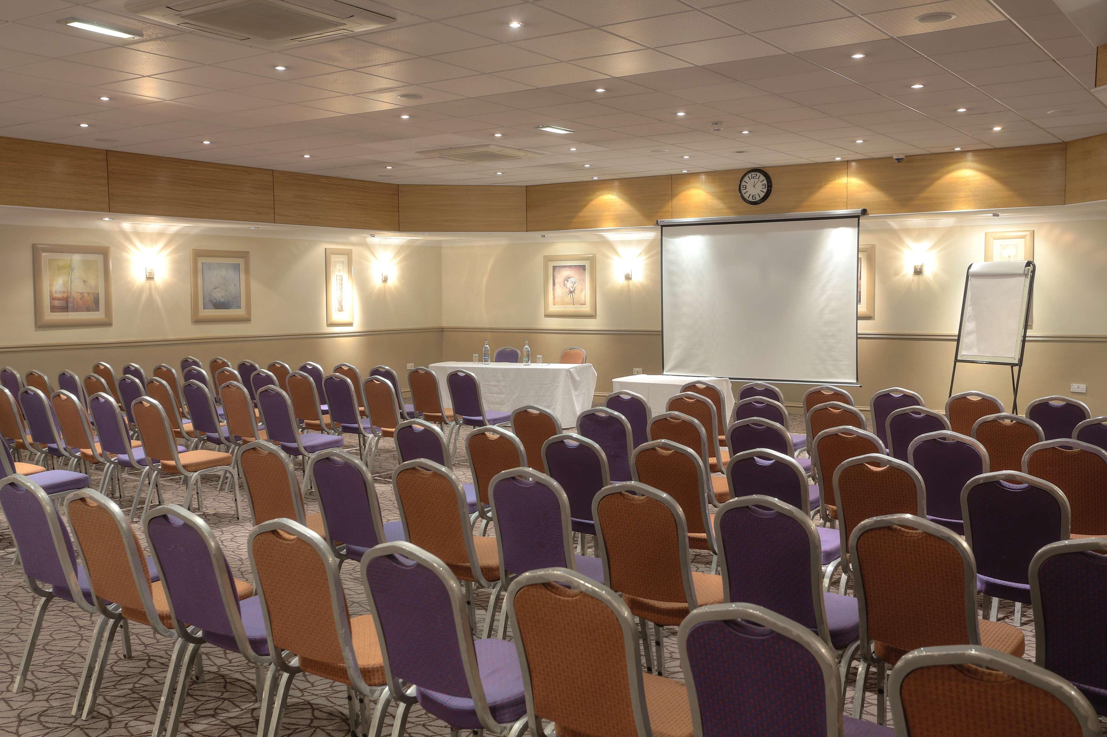 Cresta Court Hotel Altrincham Bagian luar foto