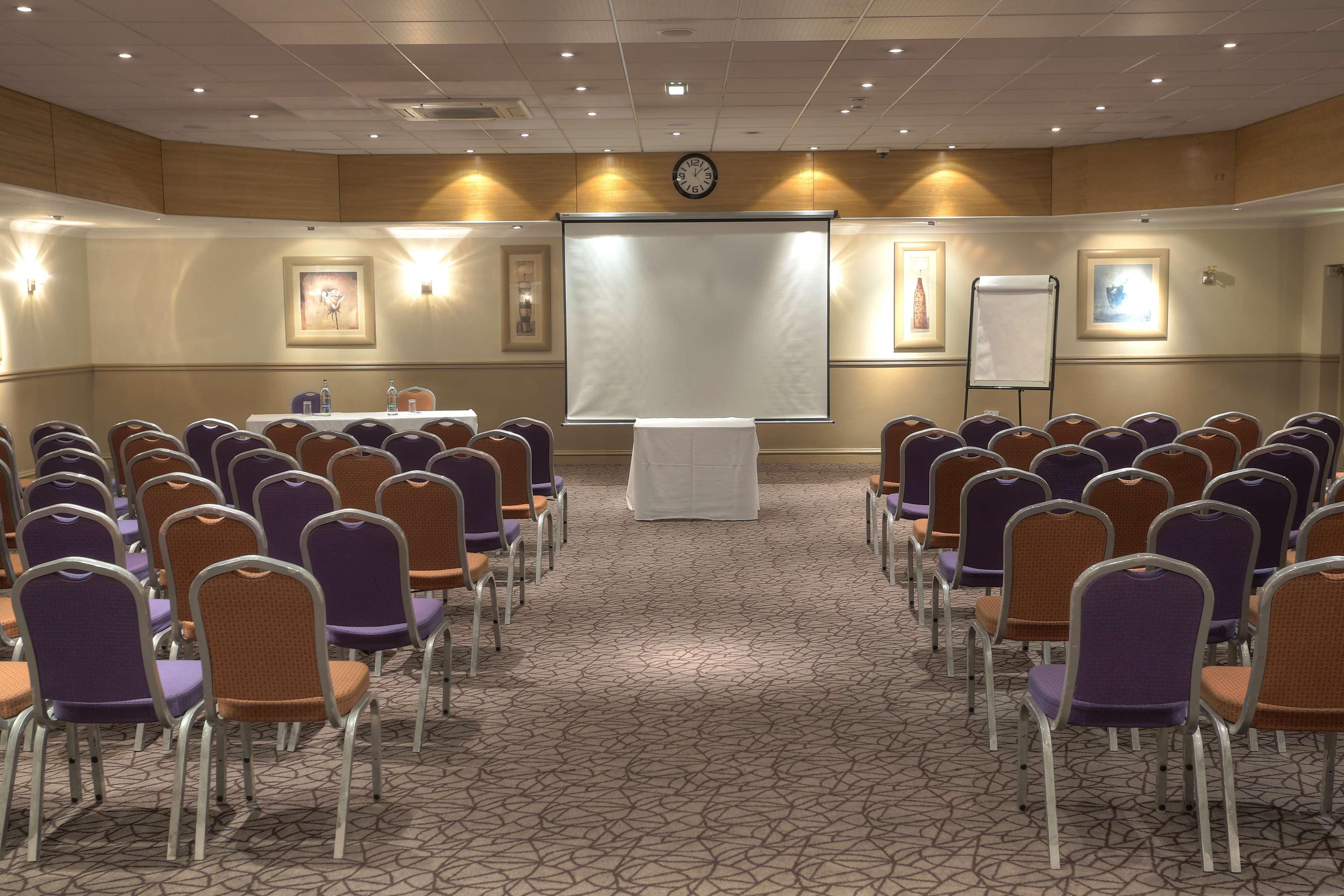 Cresta Court Hotel Altrincham Bagian luar foto