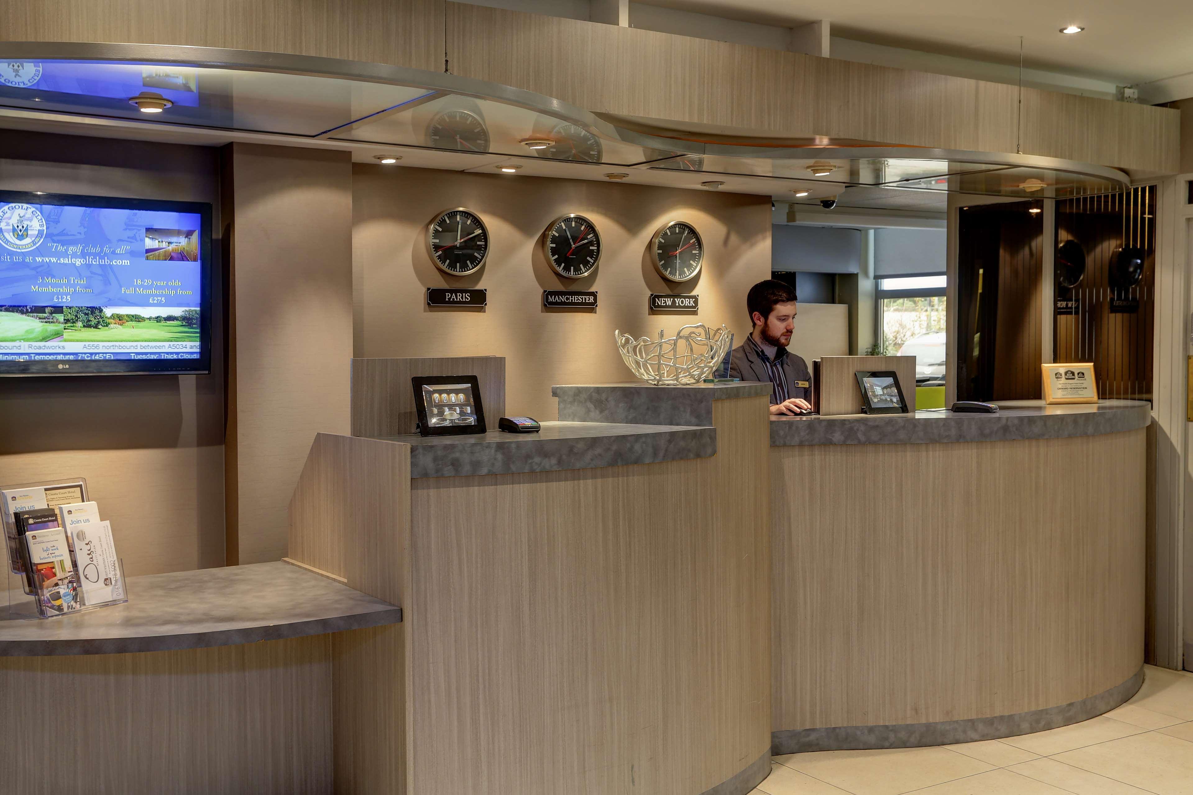 Cresta Court Hotel Altrincham Bagian luar foto