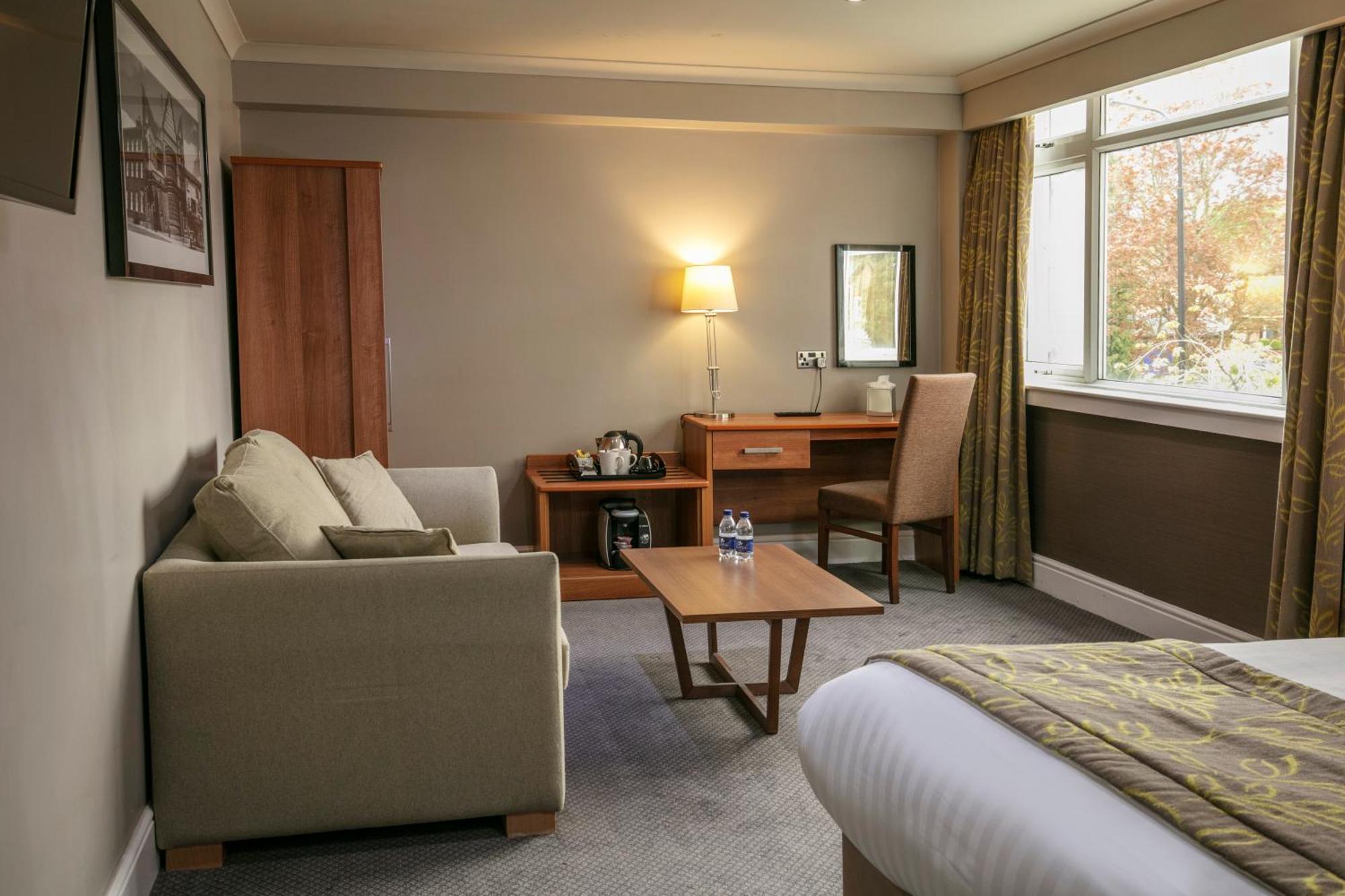Cresta Court Hotel Altrincham Bagian luar foto