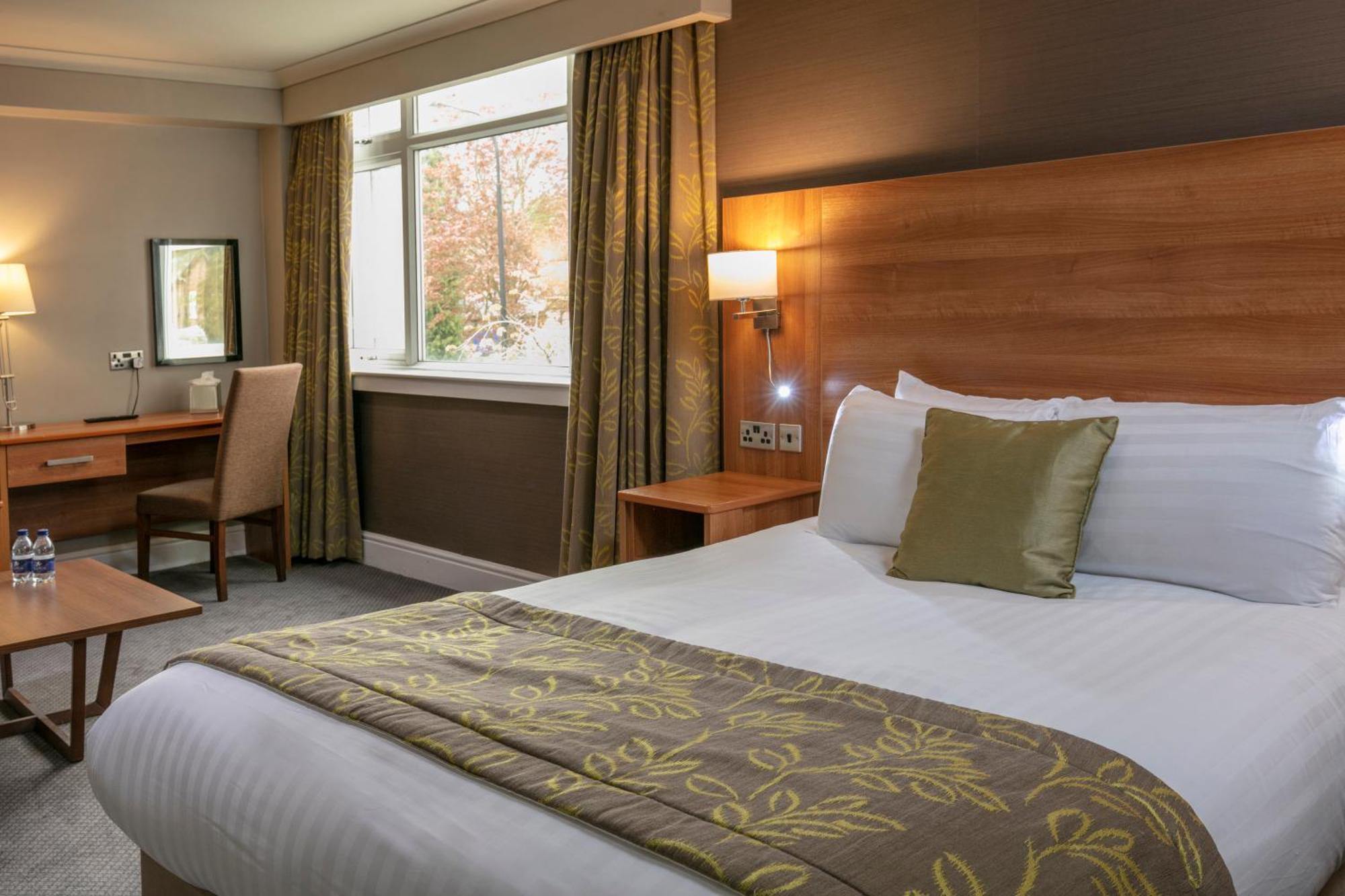 Cresta Court Hotel Altrincham Bagian luar foto