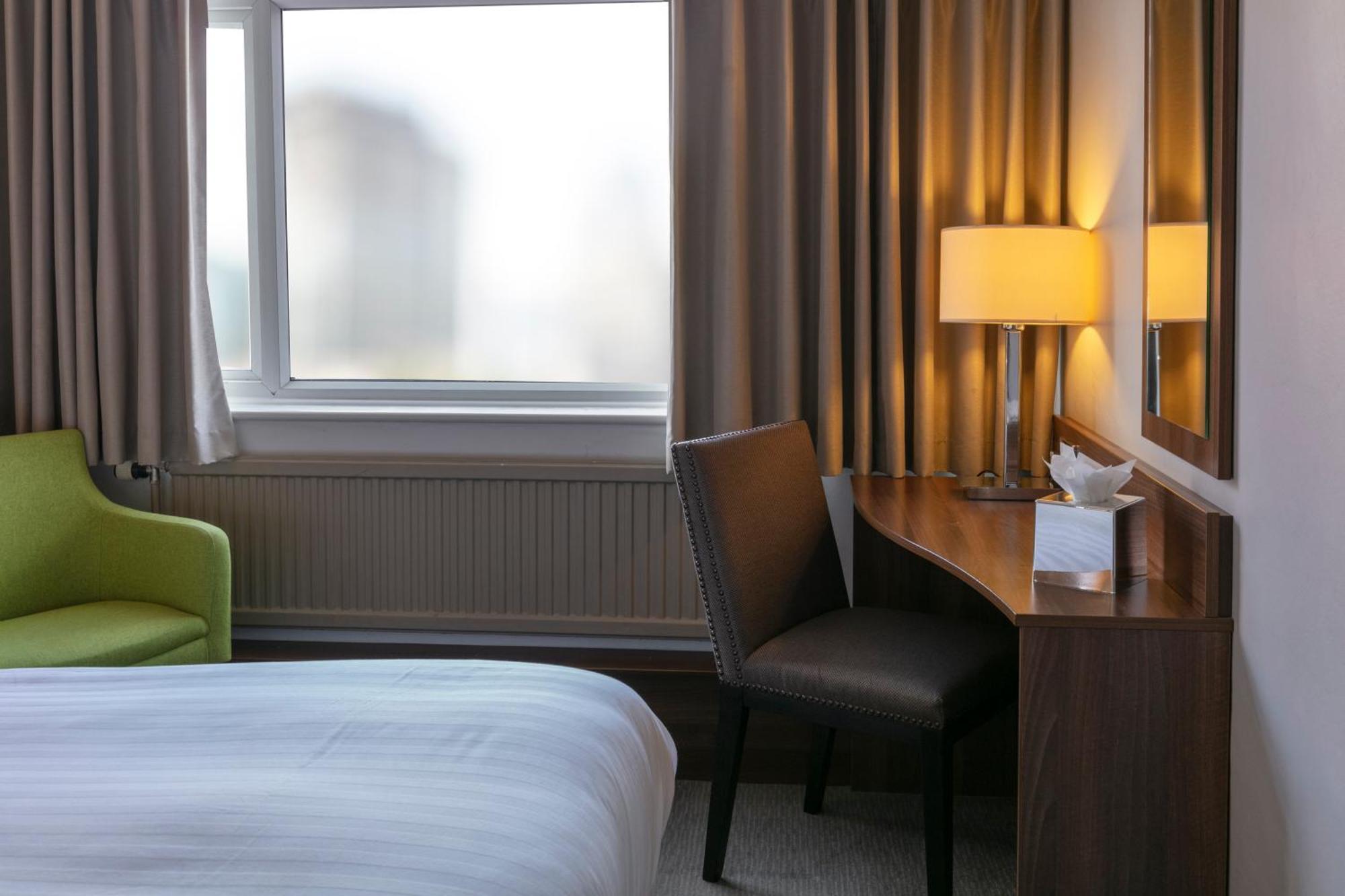 Cresta Court Hotel Altrincham Bagian luar foto