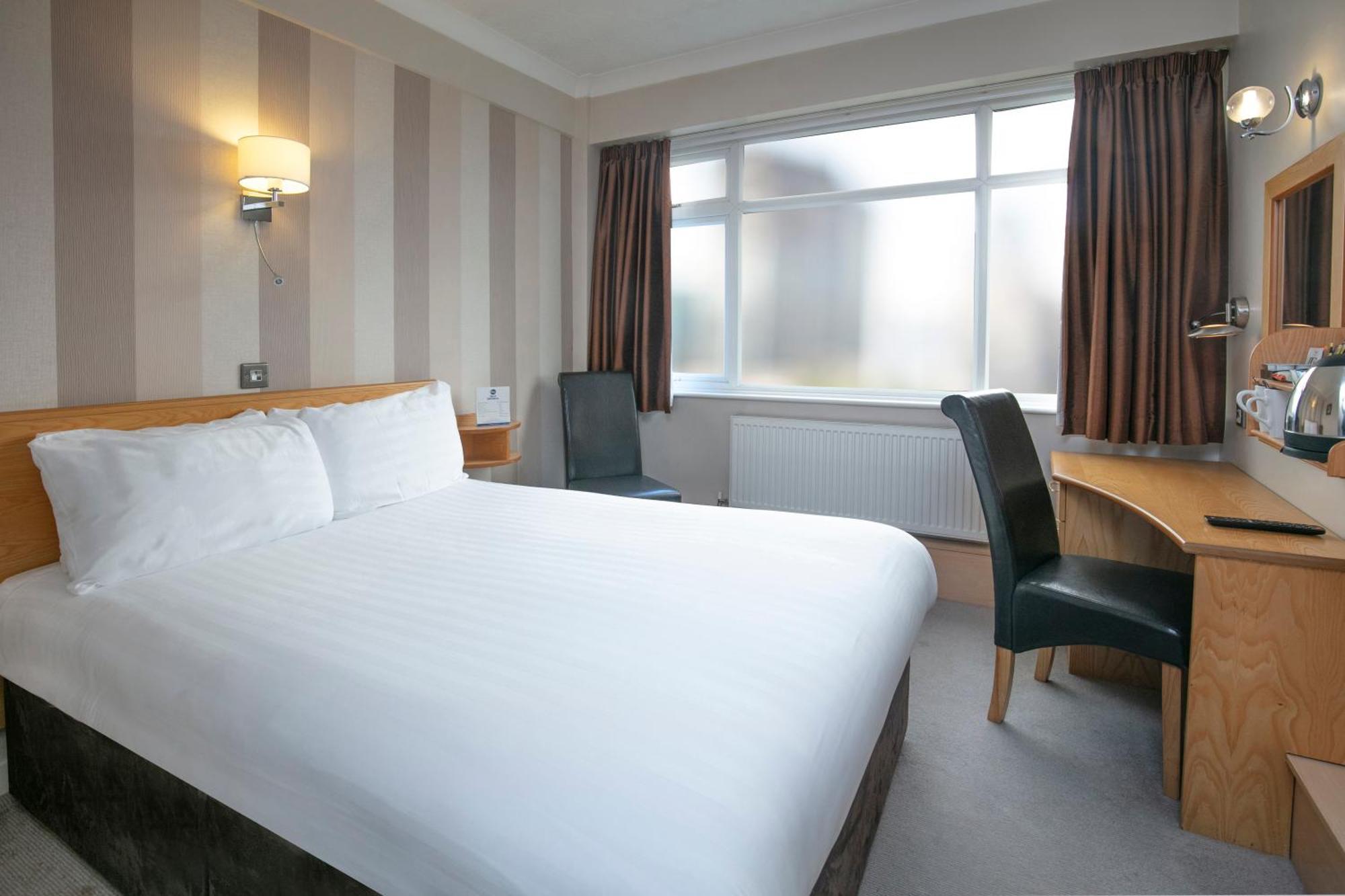 Cresta Court Hotel Altrincham Bagian luar foto