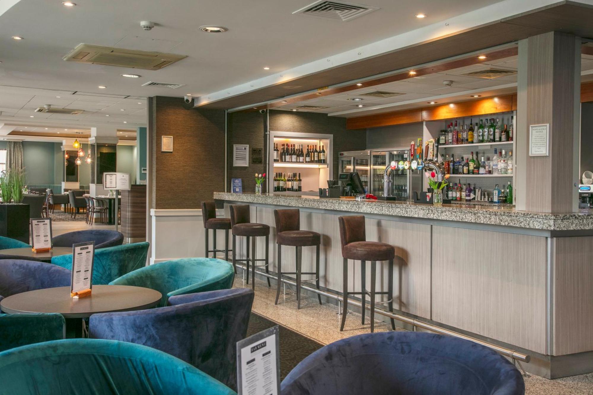Cresta Court Hotel Altrincham Bagian luar foto