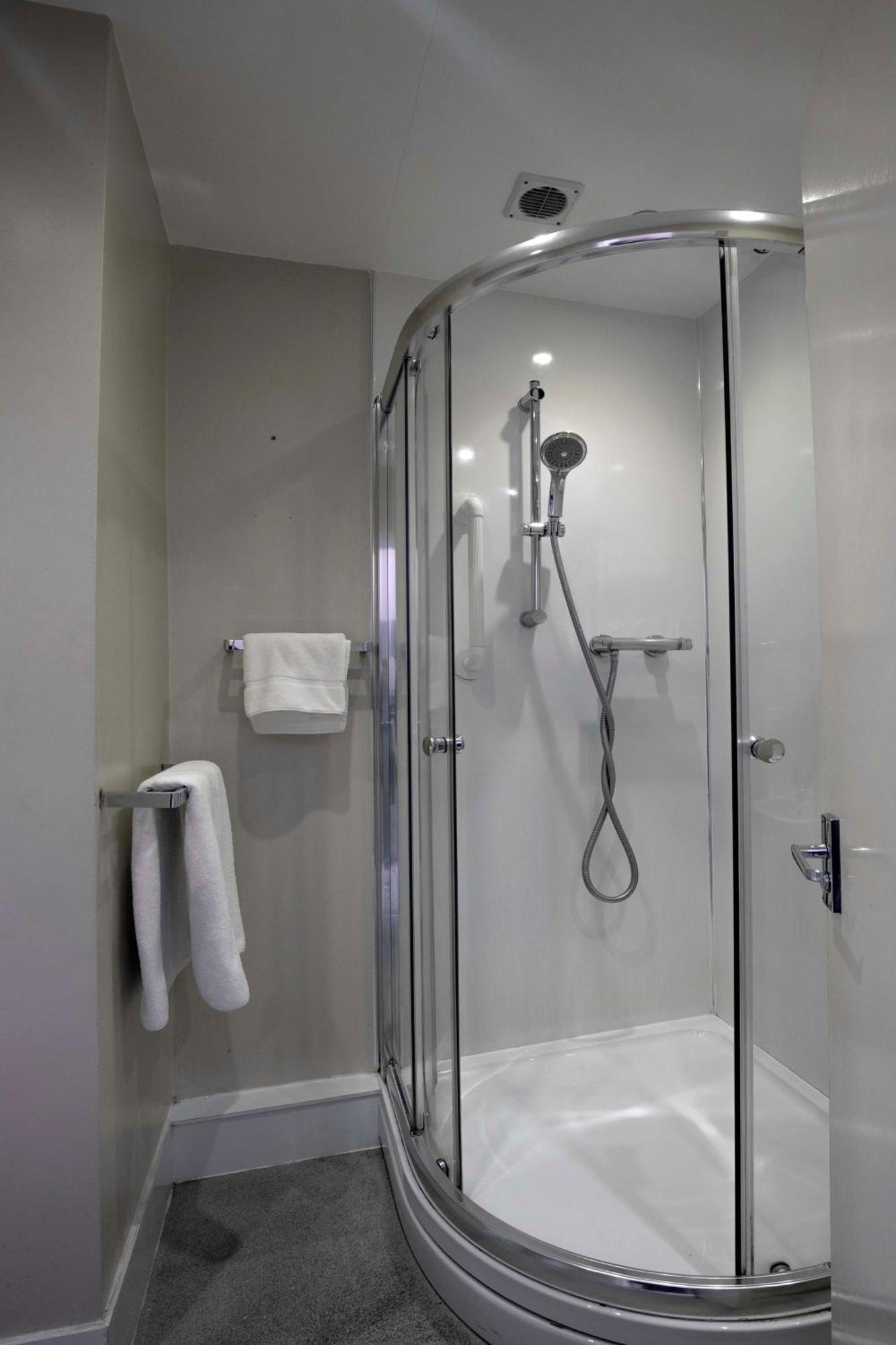 Cresta Court Hotel Altrincham Bagian luar foto