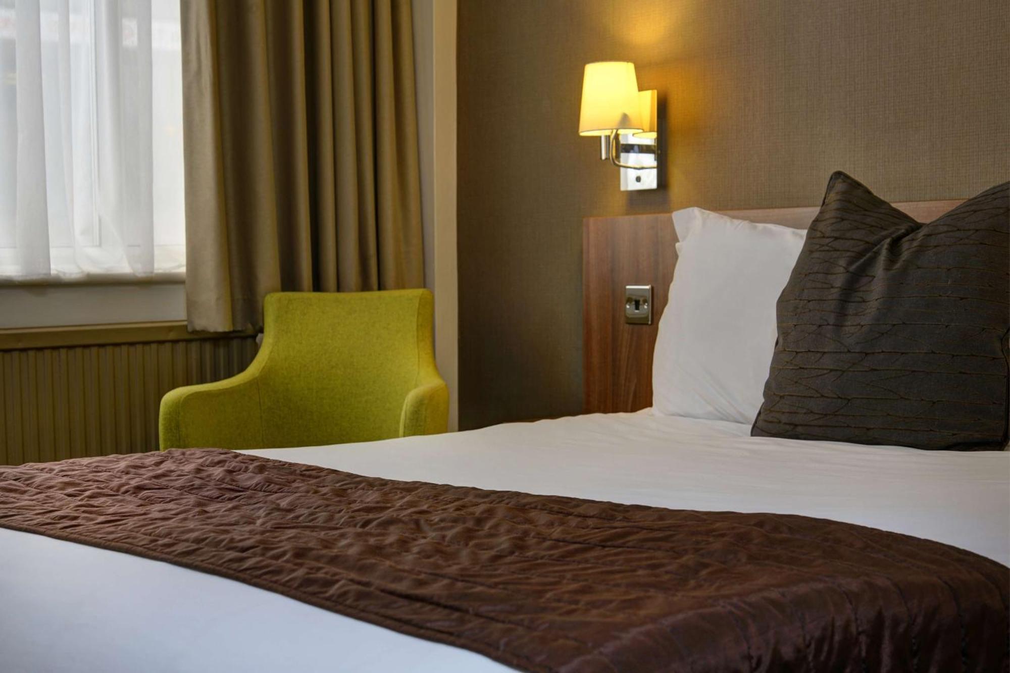 Cresta Court Hotel Altrincham Bagian luar foto
