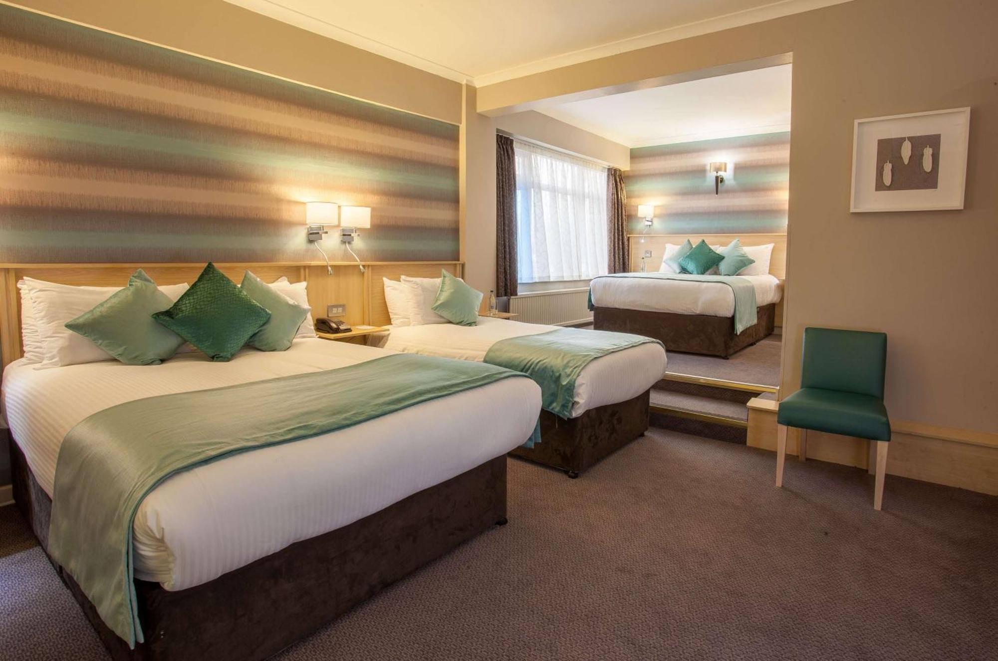 Cresta Court Hotel Altrincham Bagian luar foto