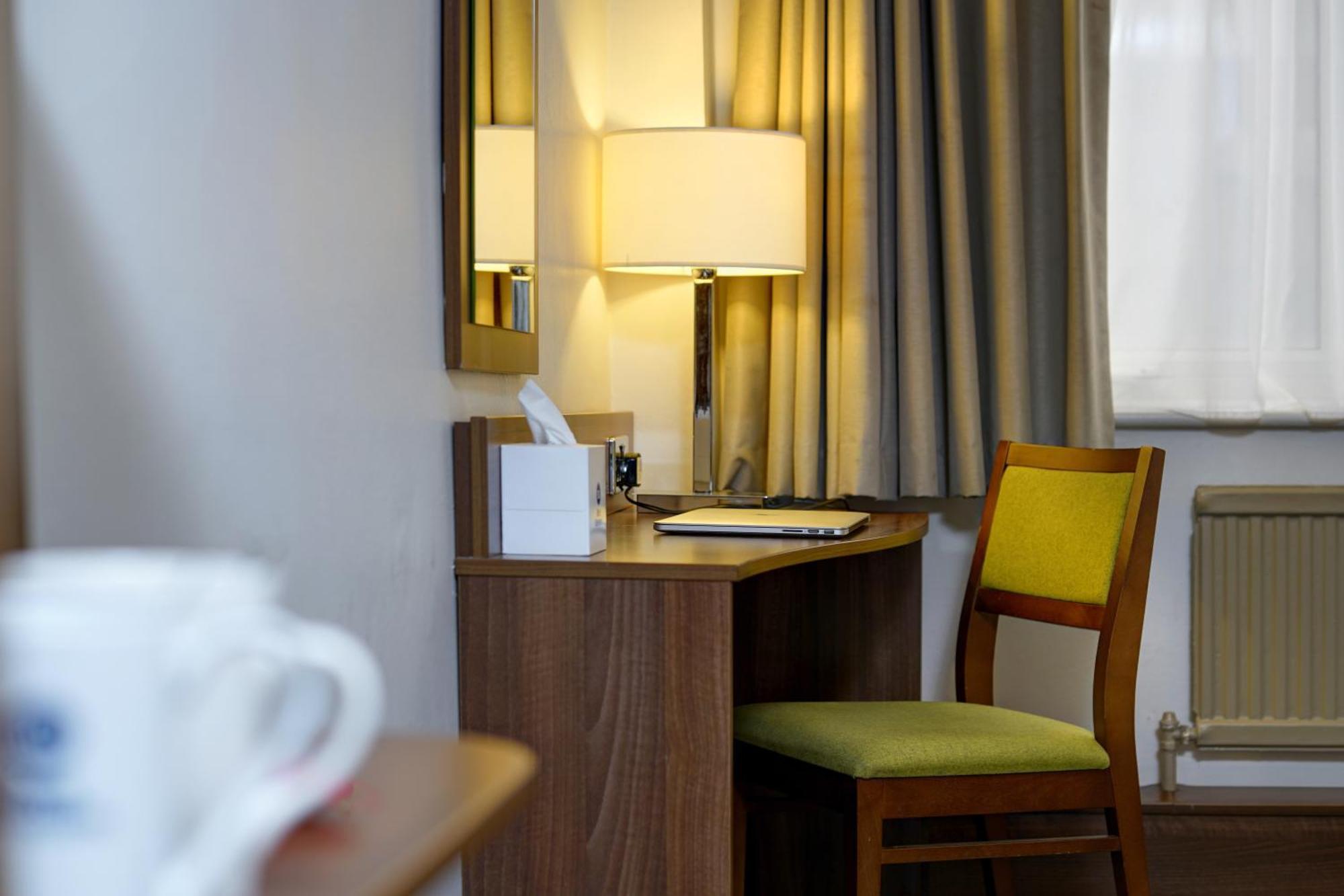 Cresta Court Hotel Altrincham Bagian luar foto