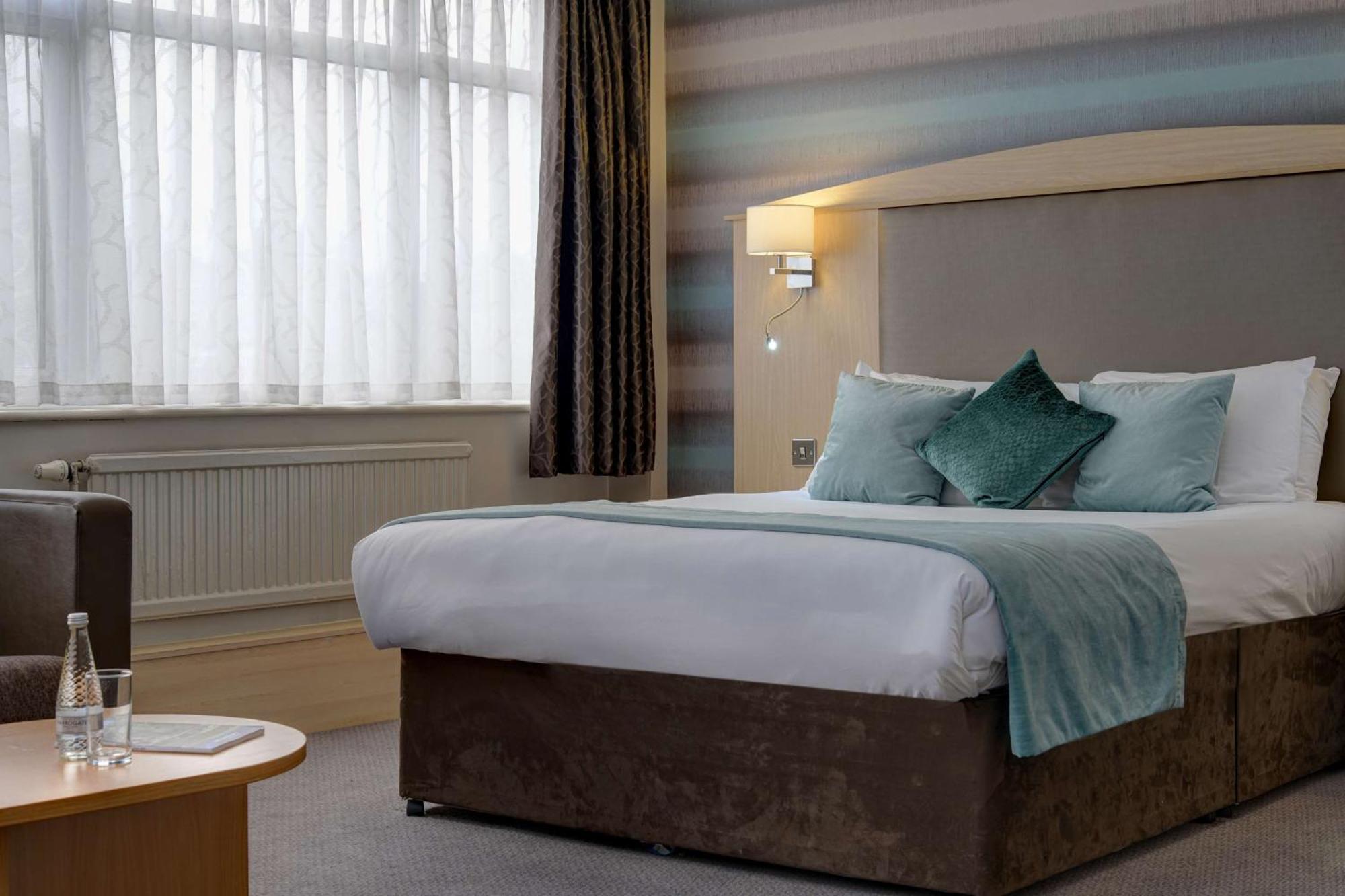 Cresta Court Hotel Altrincham Bagian luar foto