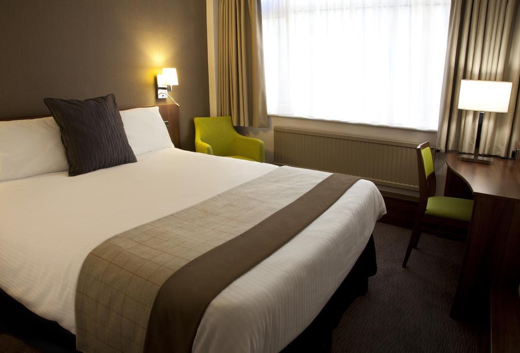 Cresta Court Hotel Altrincham Bagian luar foto