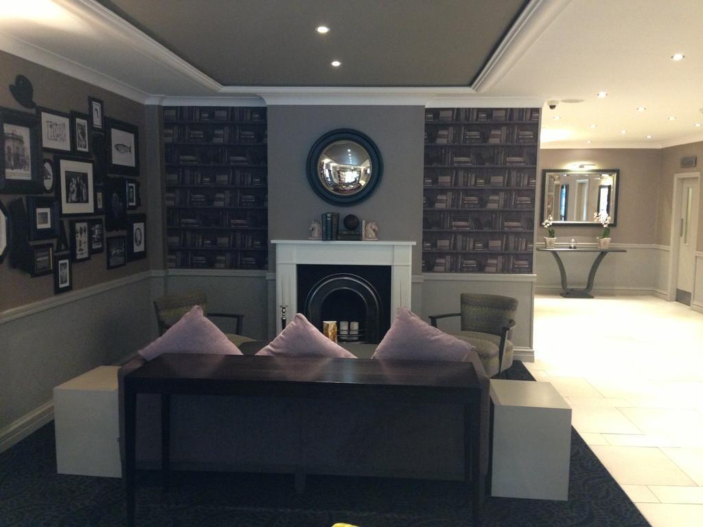 Cresta Court Hotel Altrincham Bagian luar foto