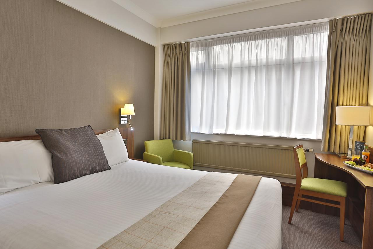 Cresta Court Hotel Altrincham Bagian luar foto