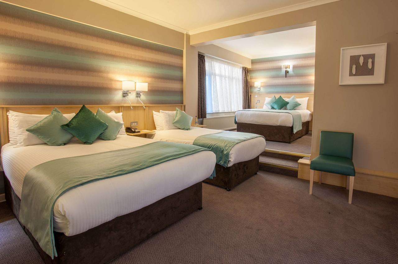 Cresta Court Hotel Altrincham Bagian luar foto