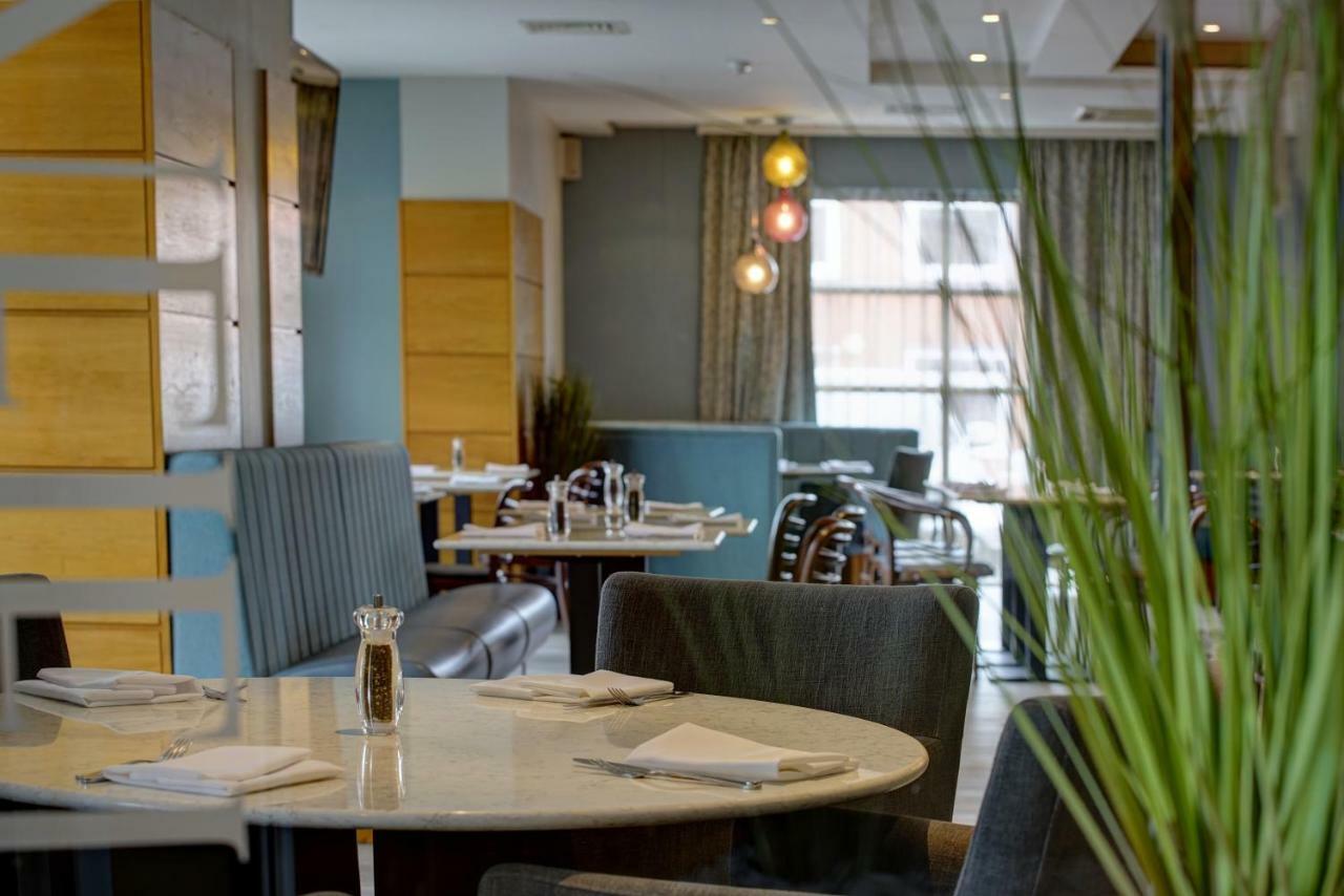 Cresta Court Hotel Altrincham Bagian luar foto